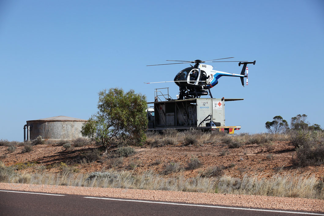 Helicopter-Aeropower VH-PLI Washing Insulators 2014-01-13_14