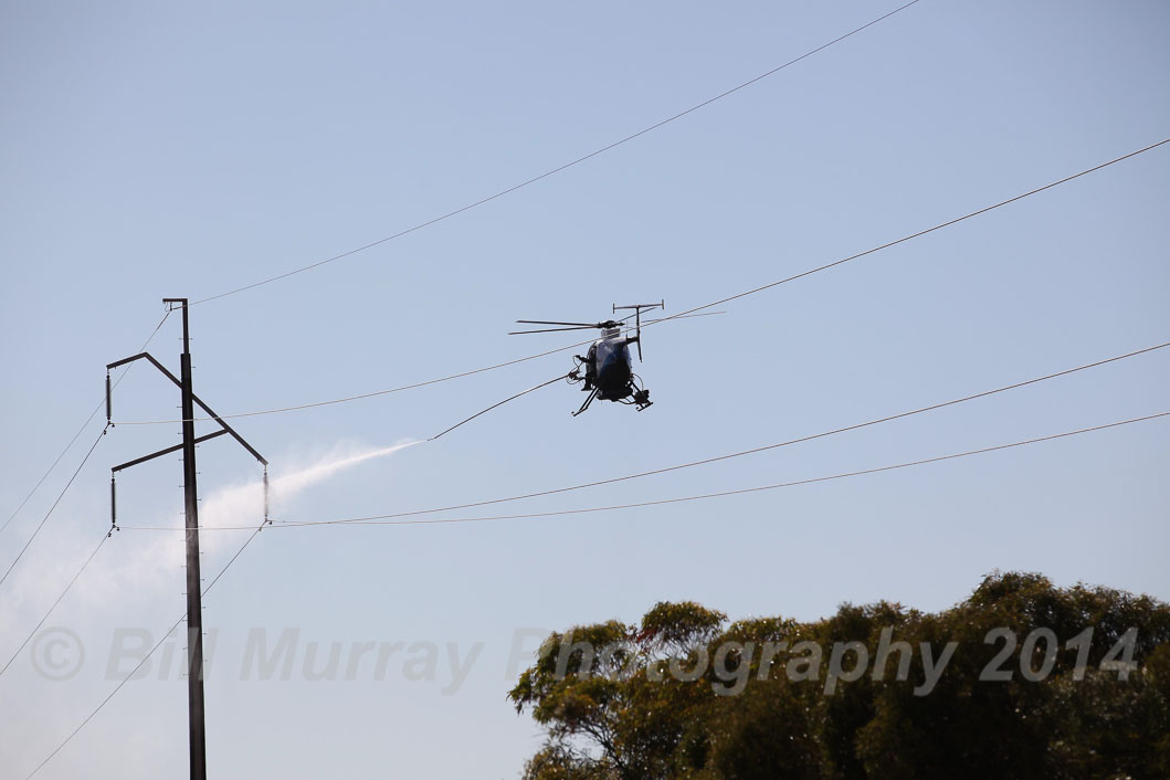 Helicopter-Aeropower VH-PLI Washing Insulators 2014-01-13_47